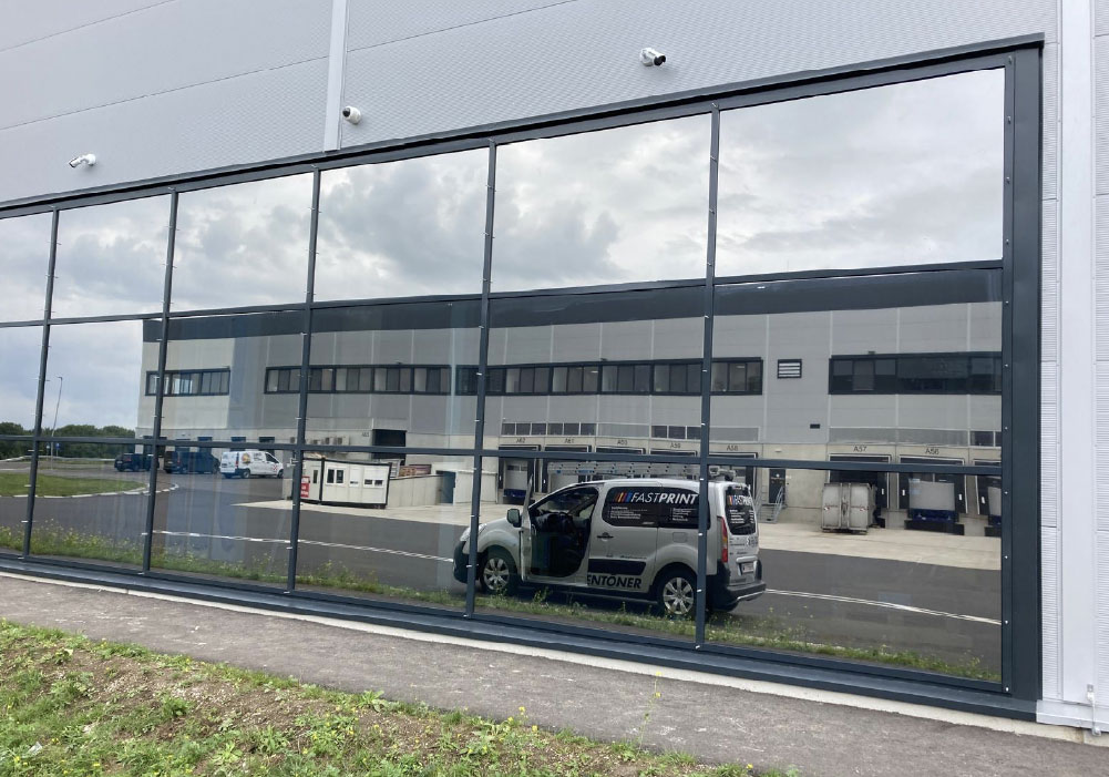 Fensterfolierung mit verspiegelter Sonnenschutzfolie Silver 35 von Fast Print