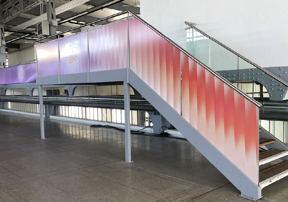 Foliertes Glasgeländer bei den Madonna Beauty Days in der METAStadt Wien