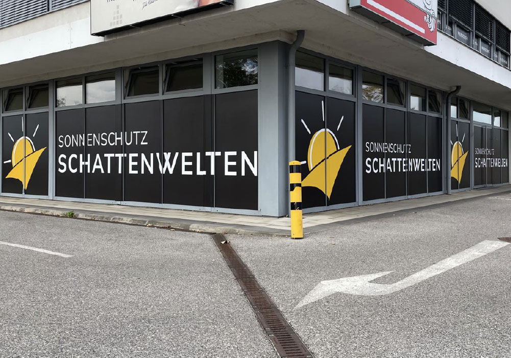 Wiederablösbare Sichtschutz- und Werbefolierung auf Glasflächen und Aluminiumrahmen eines Geschäftslokals in Wiener Neustadt